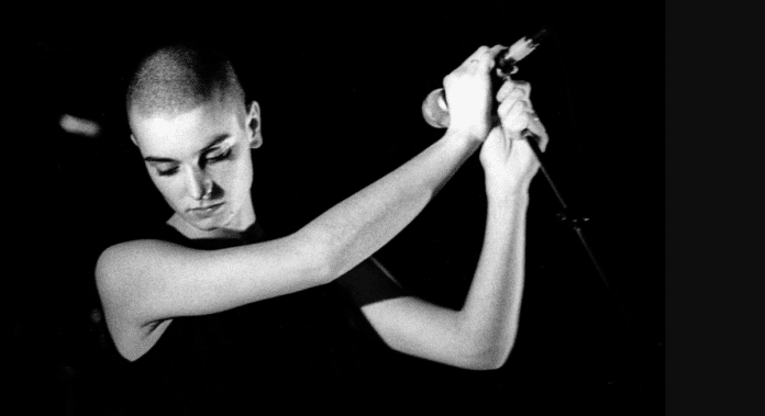 Sinéad O'Connor, ícone dos anos 90, falece aos 56 anos.