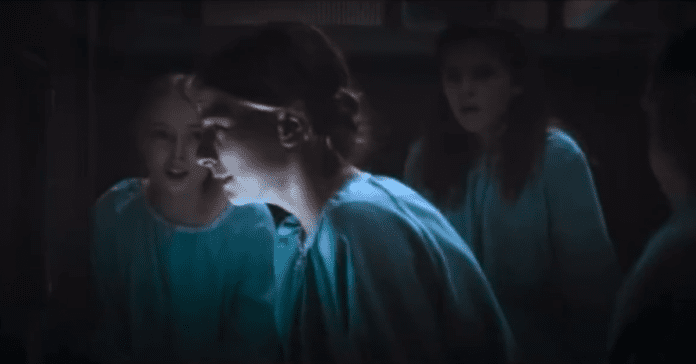 Valak espalha o pânico em colégio no novo teaser de 'A Freira 2'.