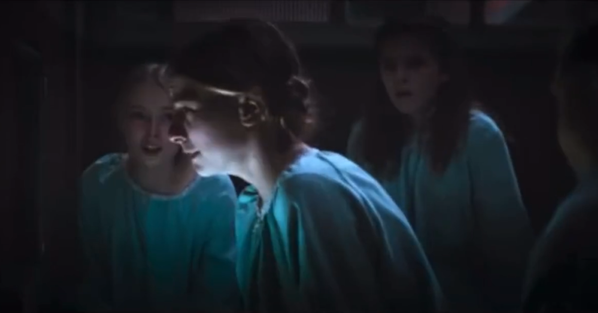 Valak espalha o pânico em colégio no novo teaser de 'A Freira 2'.