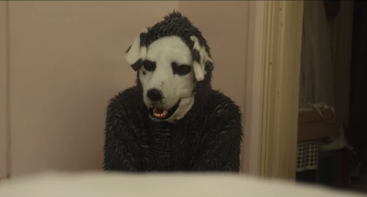 Good Boy homem se veste como cachorro e tem comportamentos bizarros em novo filme de terror