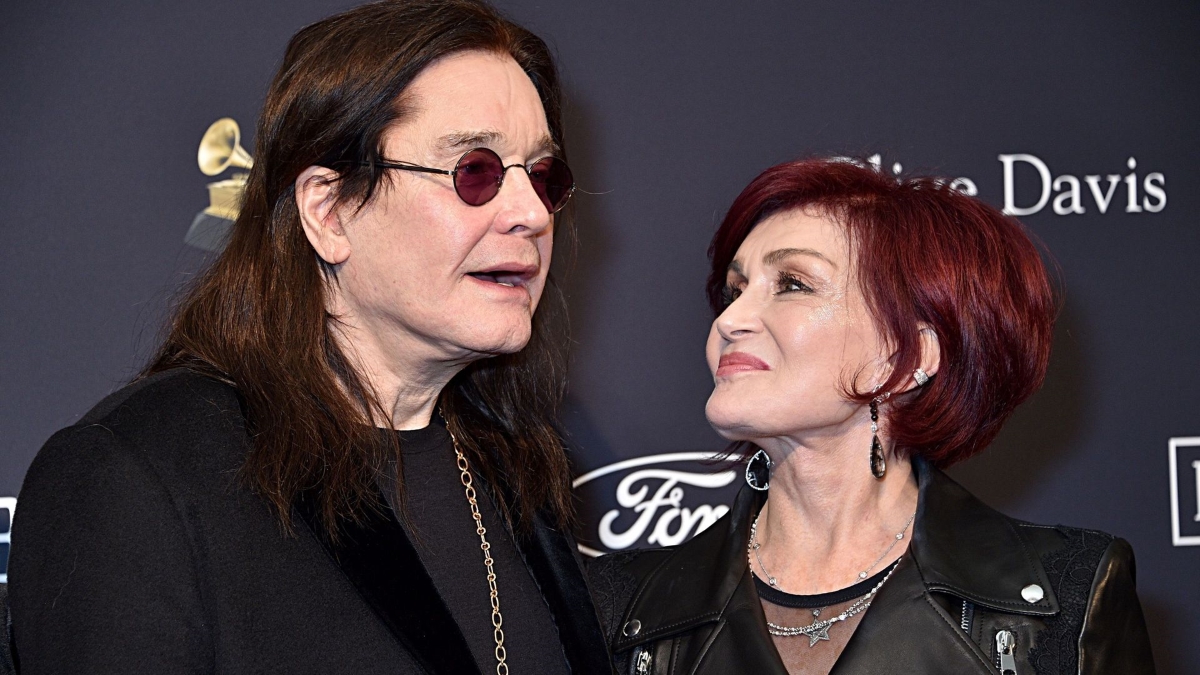 Ozzy Osbourne quantas fotos você precisa dele com uma bengala, diz Sharon sobre a exploração da imagem fragilizada de Ozzy