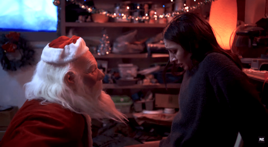 Santa Isn’t Real Terror de Natal da XYZ Films mescla terror psicológico com sangue e violência