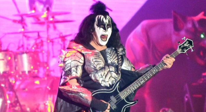 Gene Simmons virá ao Brasil para tocar repertório do Kiss em abril