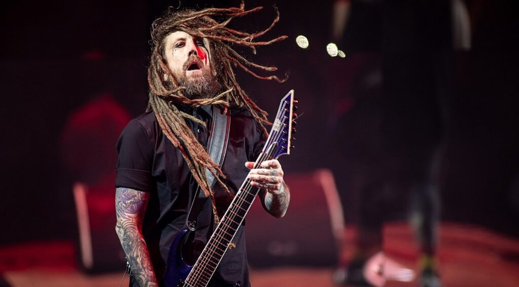 Korn Brian Head Welch relembra guitarrista de metal sendo batizado