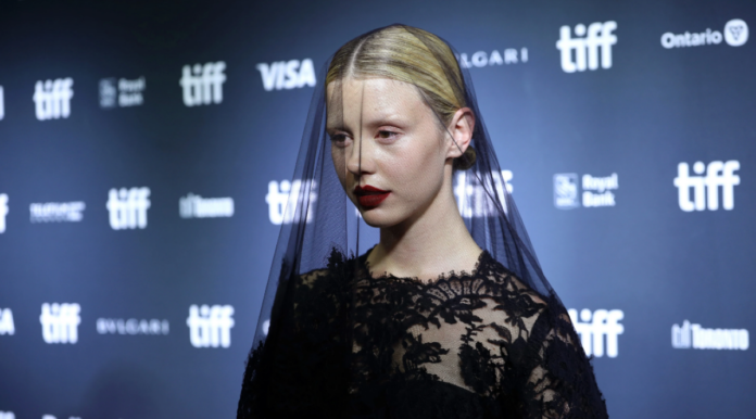 Atriz Mia Goth está em 