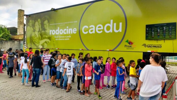 Cinema Itinerante pela quinta edição consecutiva, a Caedu patrocina sessões gratuitas de filmes em diversas cidades de São Paulo
