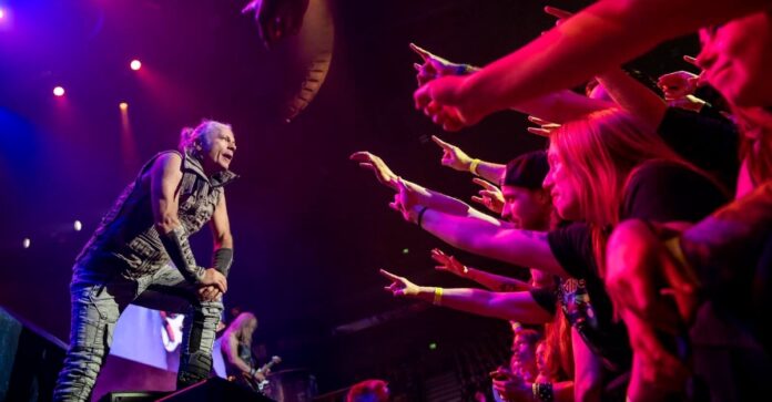 Iron Maiden Bruce Dickinson se preocupa com a falta de ousadia artística da banda e compara os fãs com torcedores de futebol