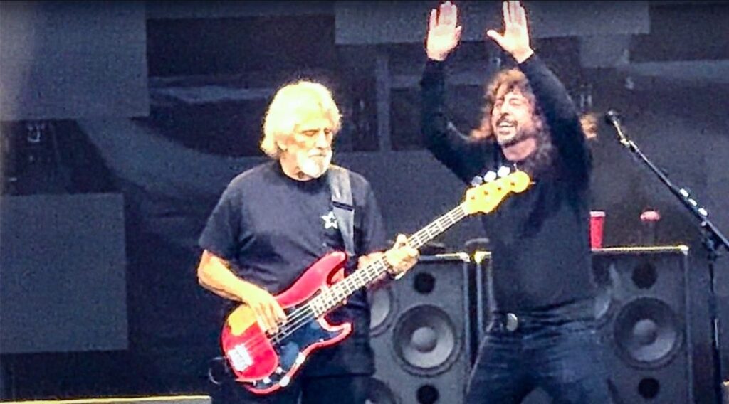 Geezer Butler se junta ao Foo Fighters para tocar "Paranoid" em Birmingham