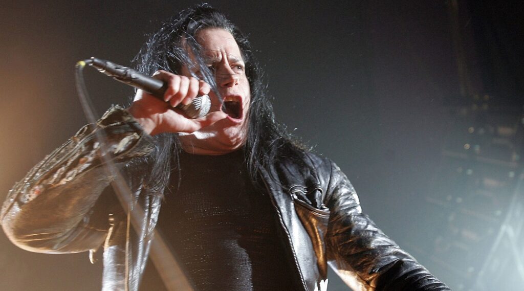 MisfitsDanzig se você não pensa o que eles pensam, eles querem destruir você. Isso não é liberal – na verdade é muito fascista”, diz Glenn Danzig