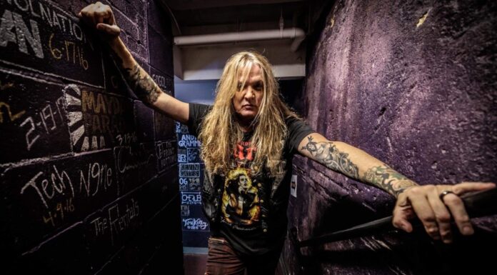 Skid Row Sebastian Bach conta como a relação entre ele e os demais membros azedou, ninguém gosta de sair com alguém que usa cocaína