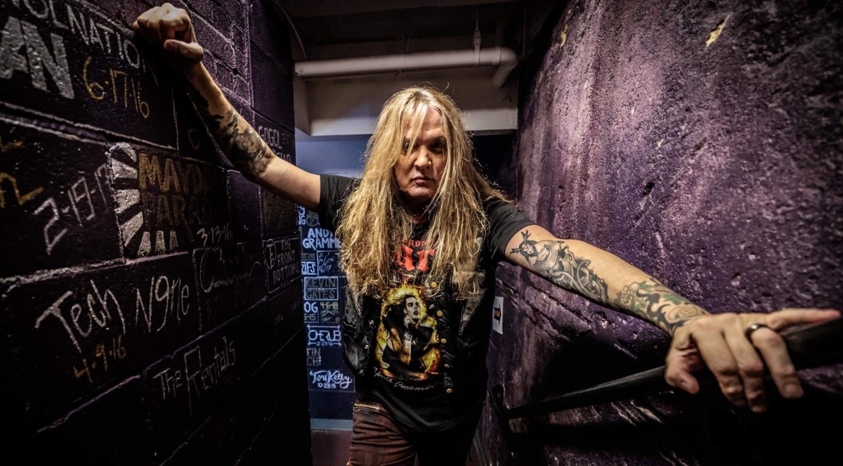 Skid Row Sebastian Bach conta como a relação entre ele e os demais membros azedou, ninguém gosta de sair com alguém que usa cocaína
