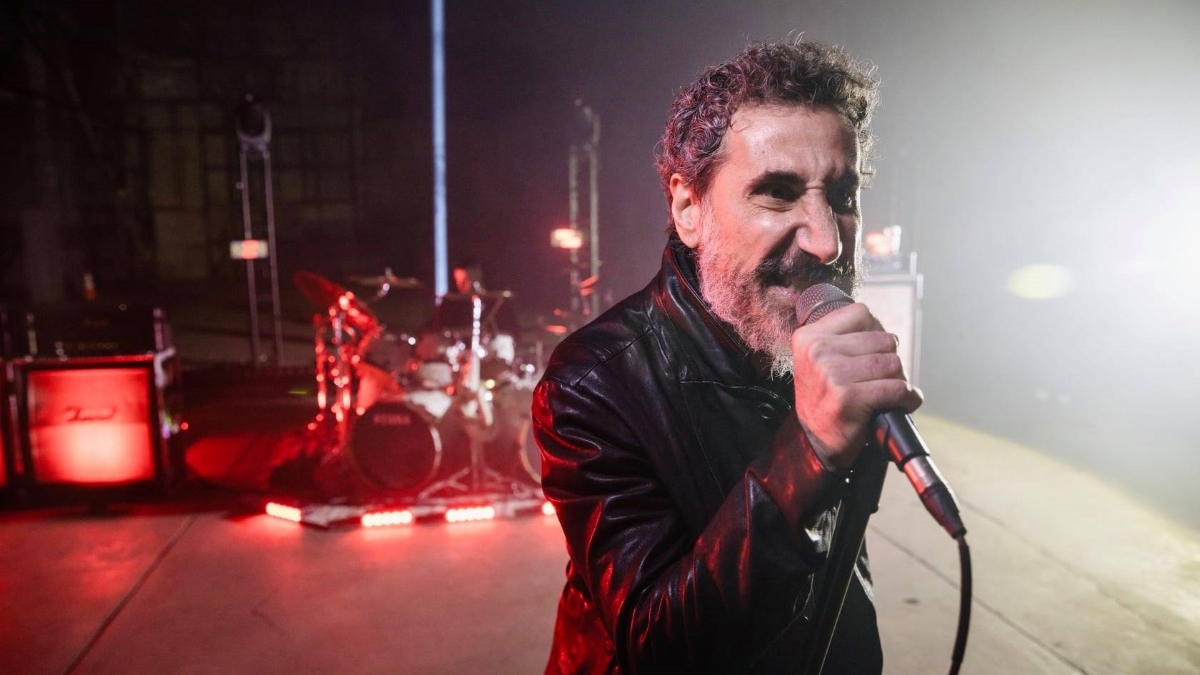 System of a Down obviamente o Hamas cometeu um ato terrorista, um crime de guerra. Mas a resposta do governo de Netanyahu também é, diz Serj Tankian