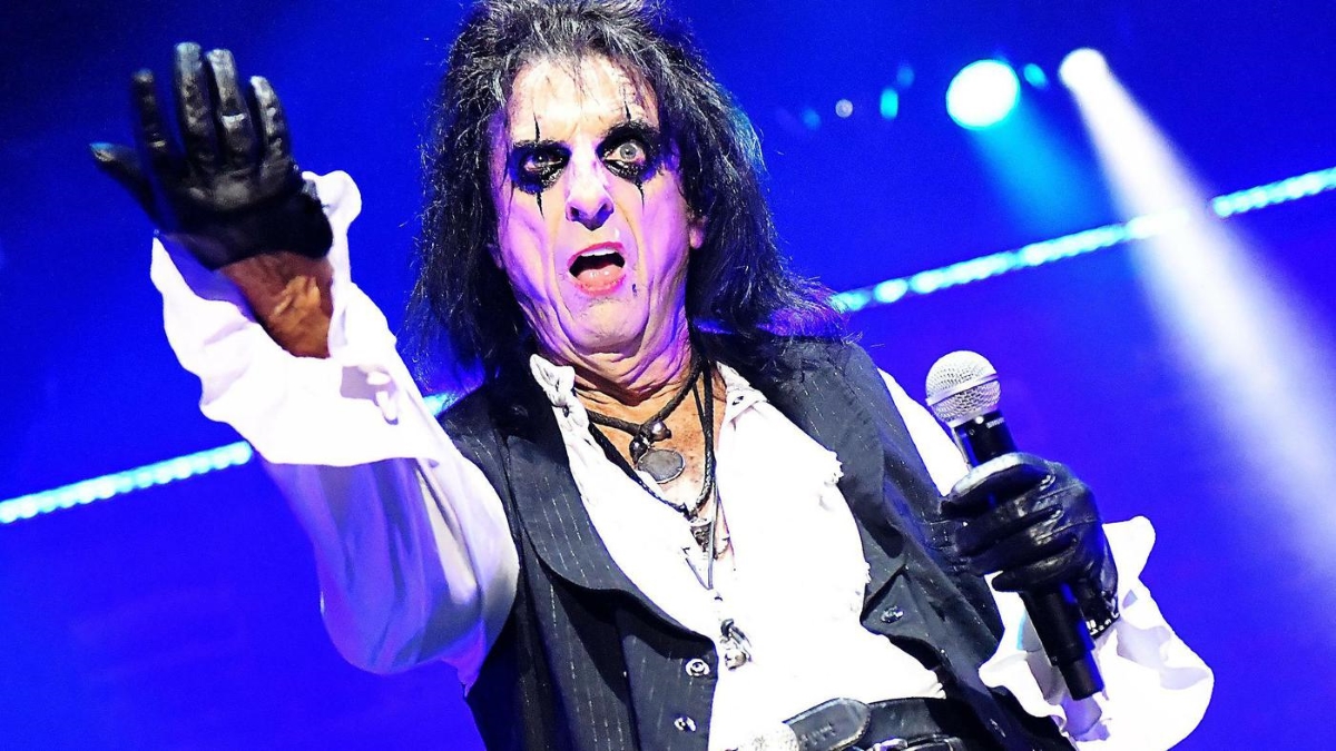 Alice Cooper esclarece incidente com galinha morta durante show