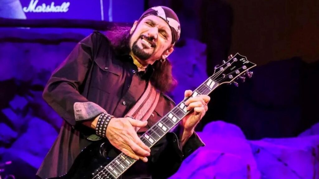 Kiss: Bruce Kulick chama de "idiota" qualquer um que considere a música do Kiss simples e fácil de tocar