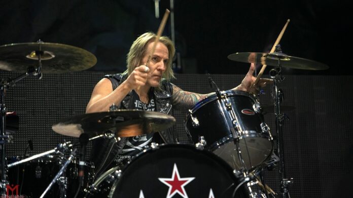 Skid Row estamos procurando um cantor permanente. Não é o fim do Skid Row, diz Rob Hammersmith