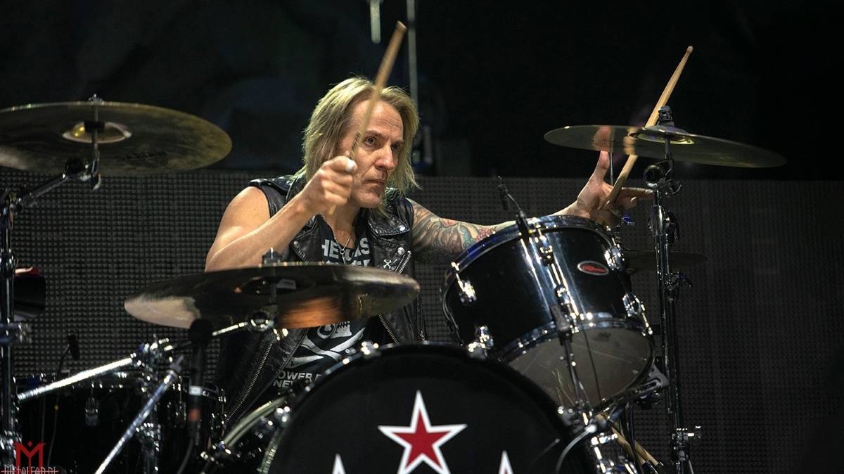 Skid Row estamos procurando um cantor permanente. Não é o fim do Skid Row, diz Rob Hammersmith