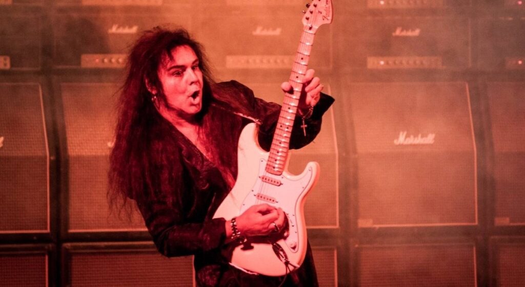 Yngwie Malmsteen “a maioria dos cantores pensa que são Elvis Presley. Mas são apenas mais um instrumento na minha orquestra”