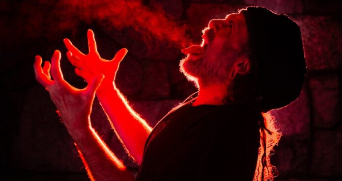 Cannibal Corpse nenhum político se importa com você. Fique à vontade para apoiar seu MESTRE como um cachorro na coleira, diz Chris Barnes