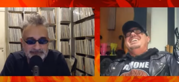 Paulo Baron mostra que Regis Tadeu não sabe tanto assim, e se desmancha de tanto rir