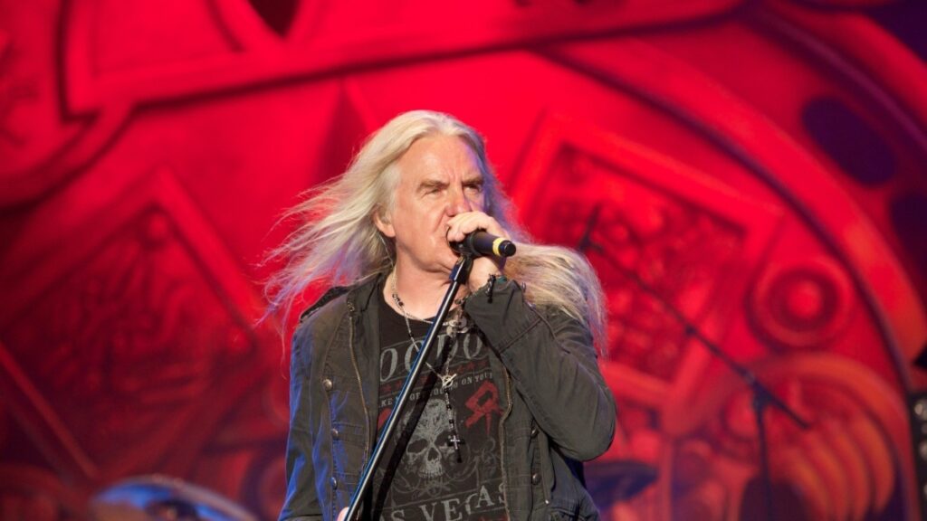 Saxon sinto-me como se tivesse atropelado por um trem, diz Biff Byford, após ser internado por problema cardíaco