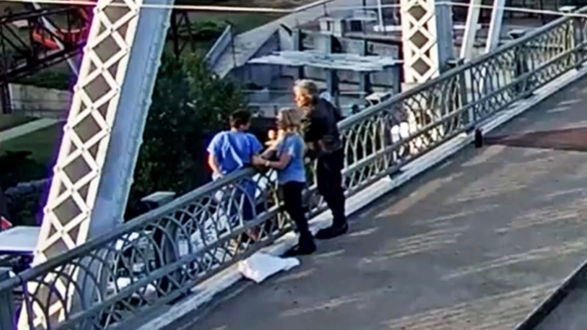 Bon Jovi ajuda a salvar uma mulher que tentava tirar a própria vida em uma ponte em Nashville