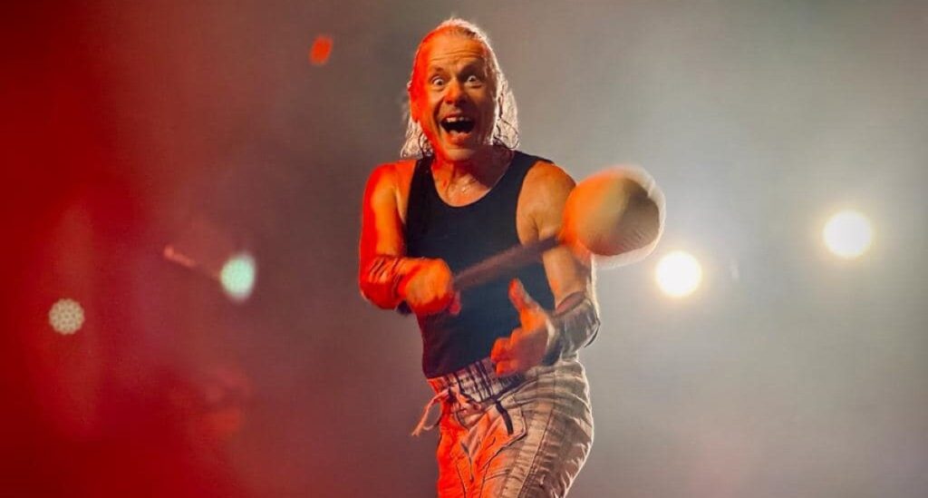 Iron Maiden Bruce Dickinson se descreve como um hobbit quântico peludo e conta qual é a pior coisa que já disseram para ele