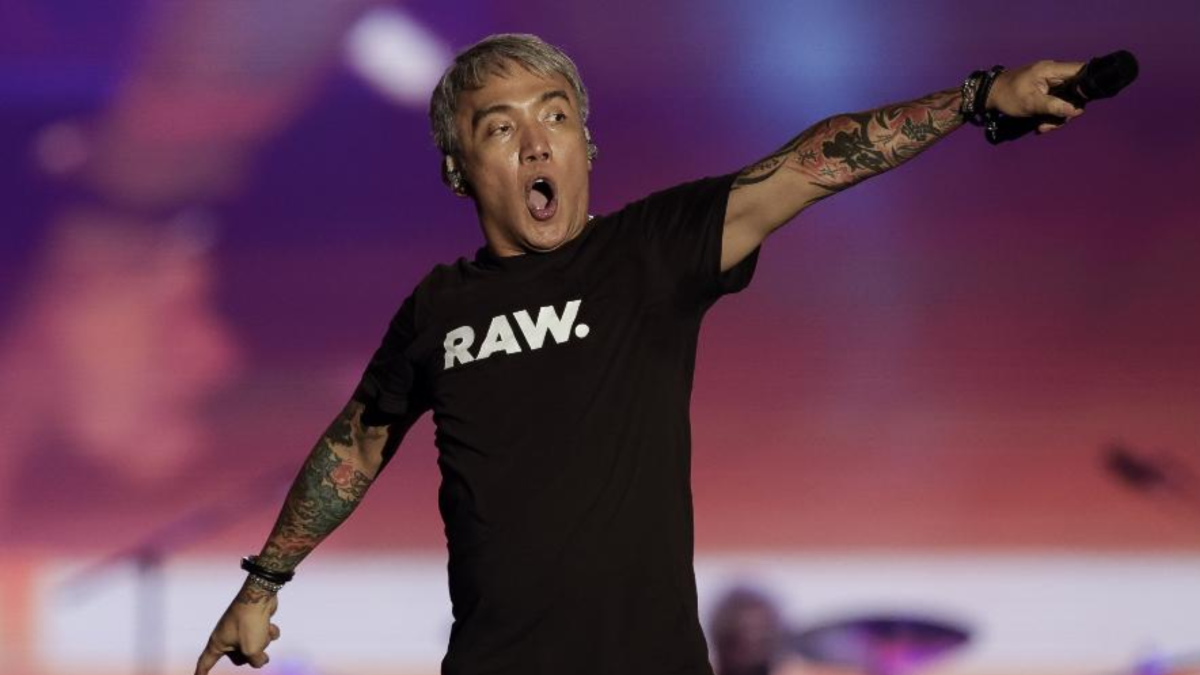 Journey após críticas por desempenho no Rok In Rio, vocalista Arnel Pineda diz que irá deixar a banda se pedidos chegarem a 1 milhão