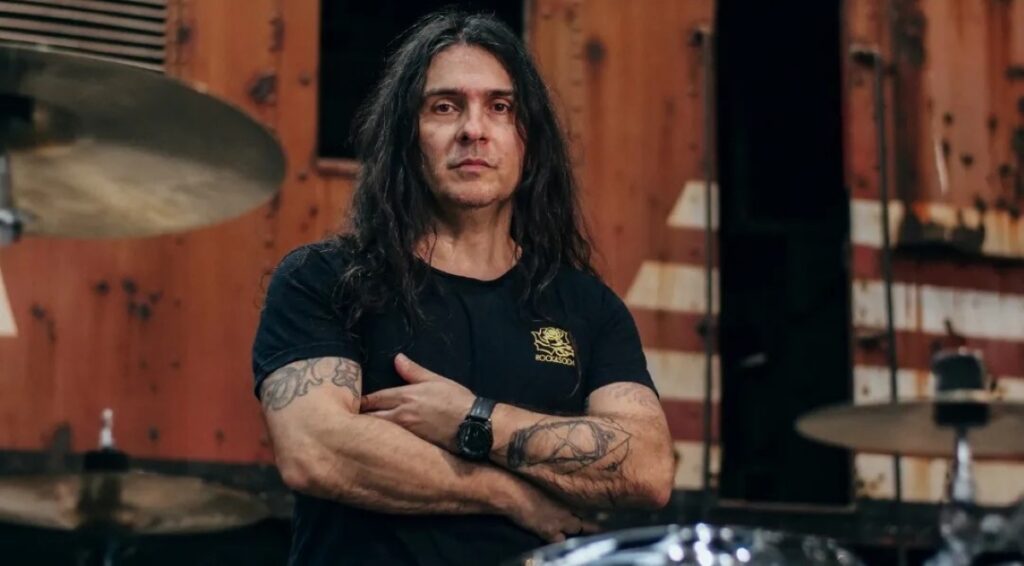 Ricardo Confessori não quer tocar as músicas do Angra e Shaman: "tem muita gente mamando nessa teta, pra mim já deu"