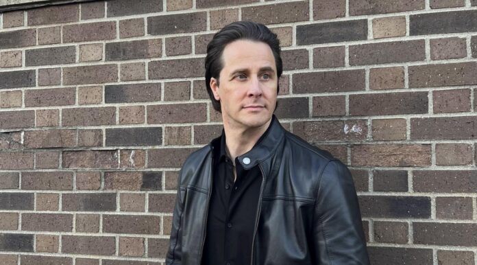 Riot V novo álbum solo de Todd Michael Hall, Off The Rails, será lançado em outubro