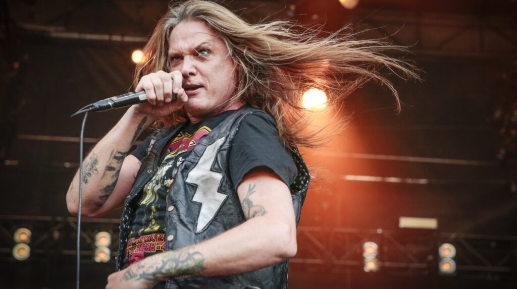 Sebastian Bach irritado com críticas de fãs, cantor revida, beijem minhas bolas
