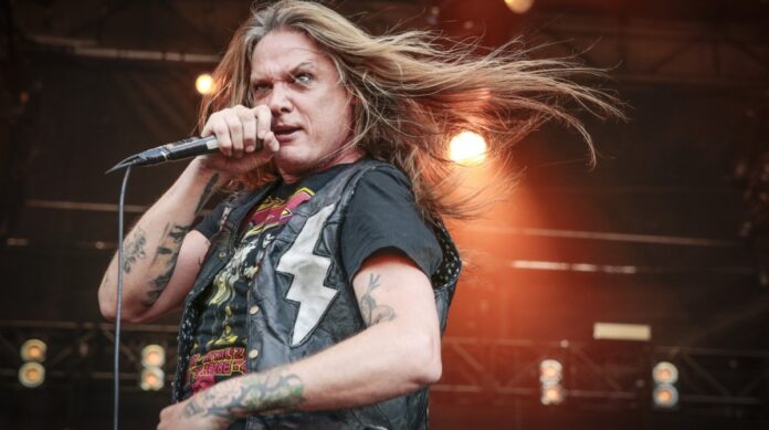Sebastian Bach irritado com críticas de fãs, cantor revida, beijem minhas bolas