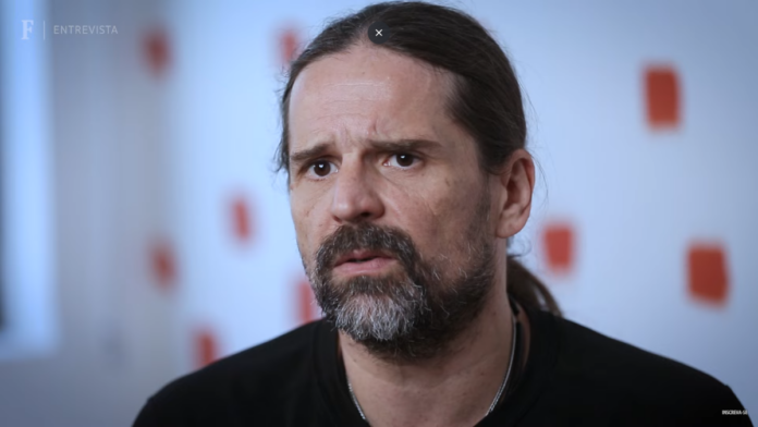 Sepultura esse Brasil conservador começou a achar que pode ser desrespeitoso, homofóbico, xenofóbico, diz Andreas Kisser