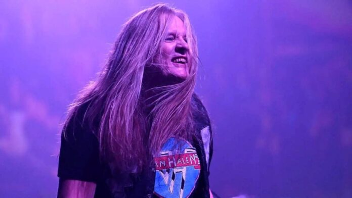 Skid Row: Sebastian Bach discute com fã que o acusou de destruir a banda