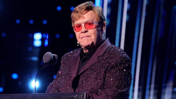 Elton John está se recuperando de uma infecção ocular grave que o deixou com visão limitada em um dos olhos