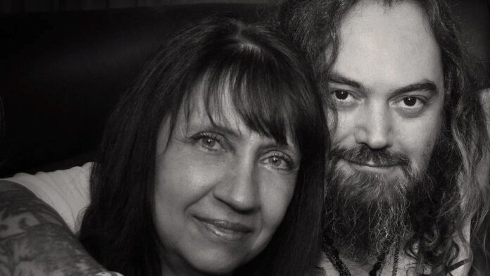 Gloria Cavalera os meet and greet de Max custam apenas US$ 50, sempre acessíveis. Compare isso com o que outras bandas cobram