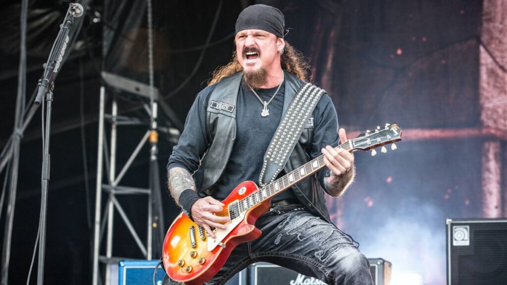 Iced Earth lamento profundamente minhas ações. Deixei minhas emoções tomarem conta de mim, diz Jon Schaffer