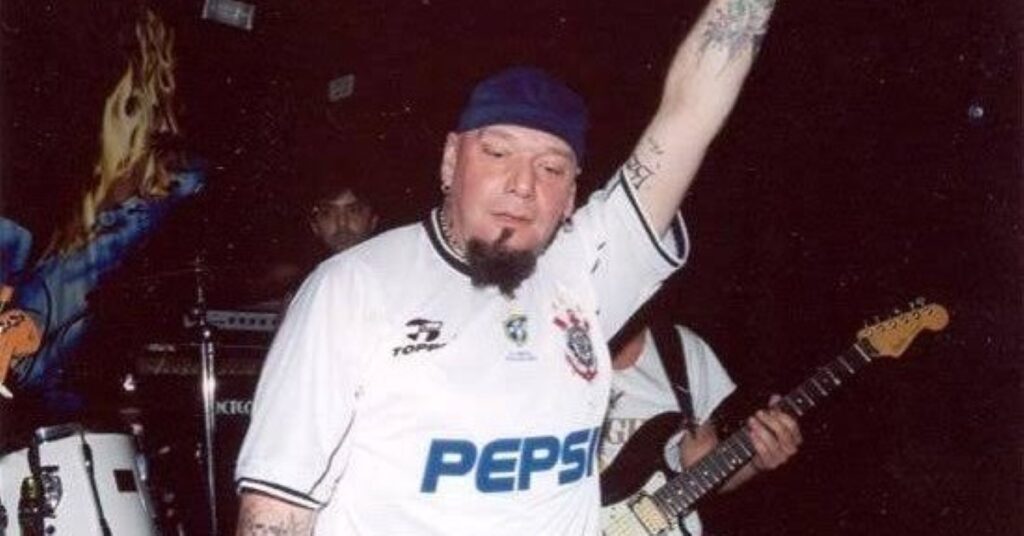 Iron Maiden Corinthians presta homenagem a Paul Di'Anno, se apresentou inúmeras vezes pelo mundo vestindo a camisa do Timão