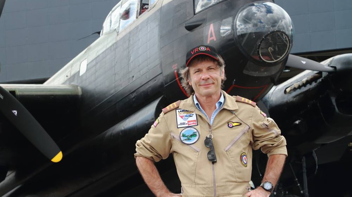 Iron Maiden Bruce Dickinson brinca sobre teorias de que ele esconde uma identidade secreta