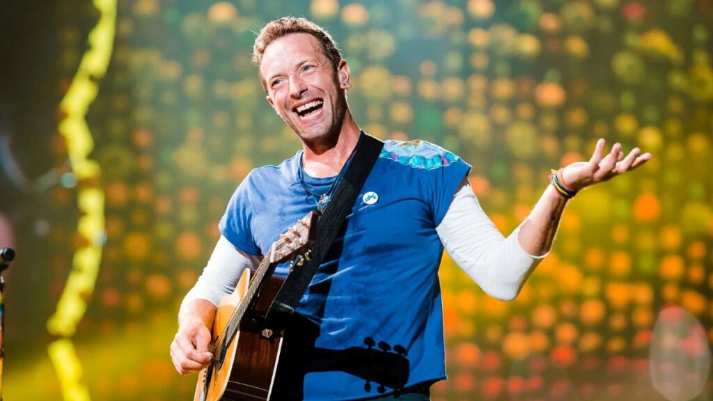 Coldplay Após mensagem aos fãs indianos, Chris Martin divide opiniões, homem pede desculpas por seus antepassados