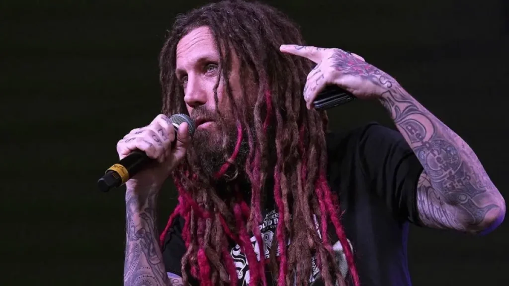 Korn: "Eu me dediquei totalmente à escuridão. Então, por que não me dedicaria com a mesma intensidade àquele que me salvou?", diz Brian "Head" Welch