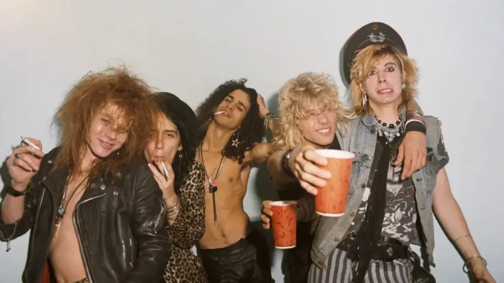Guns N' Roses: "Eles eram demônios. Ninguém queria gerenciá-los. Eles eram um desastre completo. A gravadora queria se livrar deles", diz empresário Alan Niven