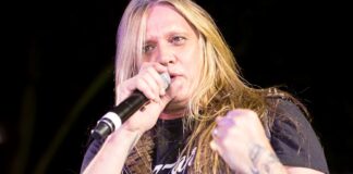 Skid Row: o Skid Row estaria deixando de ganhar milhões de dólares por se negar a trazer Sebastian Bach de volta? Rachel Bolan responde!