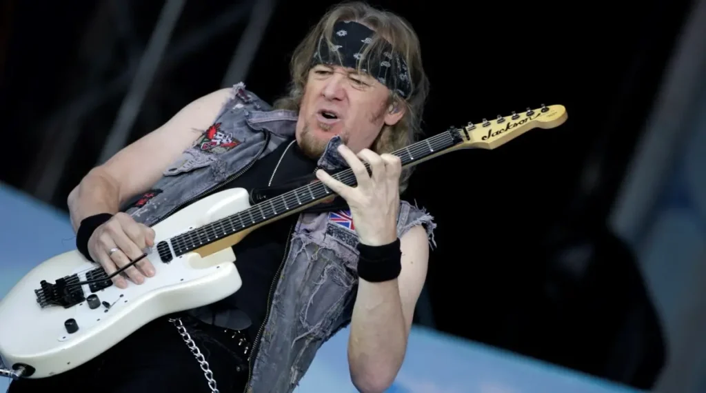 Iron Maiden: "As pessoas pararam de fazer o básico. A mídia social já é ruim o suficiente. Mas isso é outro nível", diz Adrian Smith sobre a I.A