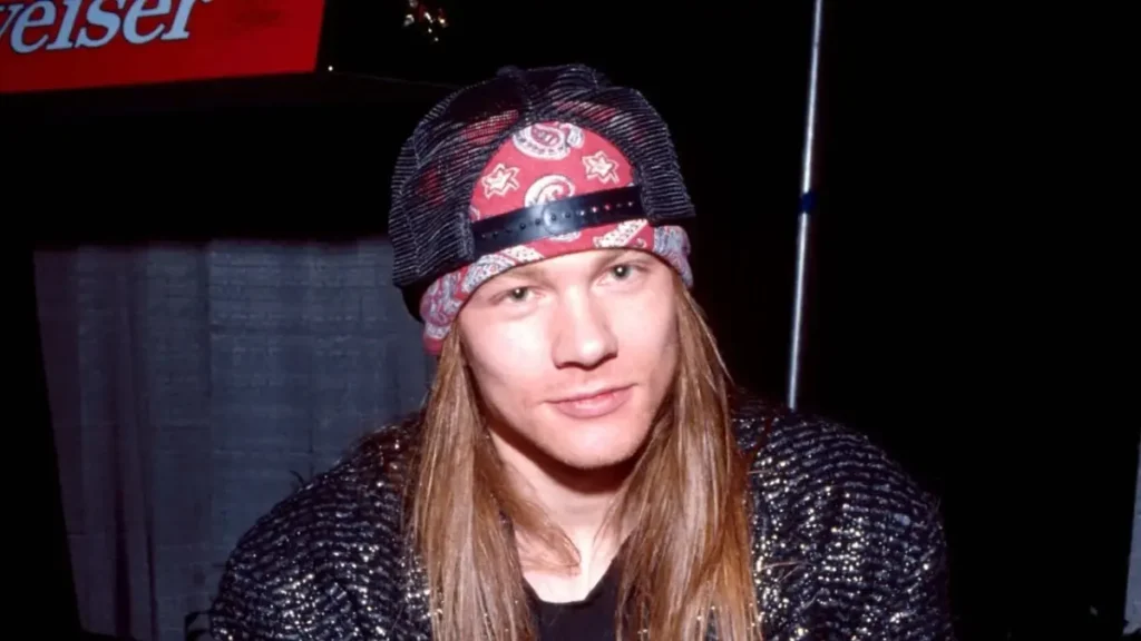Guns N' Roses: "Axl vivia ameaçando demitir pessoas ou pedir demissão", diz o ex-empresário Alan Niven