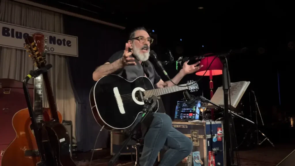 Raul Seixas continua sendo amado e reverenciado 36 anos após sua morte, e o cantor Lobão teve que aturar ao famoso "Toca Raul" em um show recente.