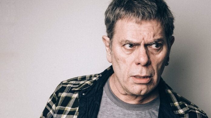 Ultraje a Rigor: Roger Moreira defende cantora criticada pelos roqueiros, 
