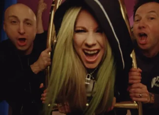 Avril Lavigne e Simple Plan lançam nova música "Young & Dumb" repleta de nostalgia: "Em nossos corações, ainda somos as mesmas crianças"