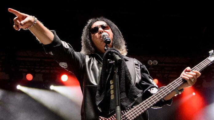 O 1° fã do Kiss a pagar US$ 12.495 para ser roadie de Gene Simmons por 1 dia: 